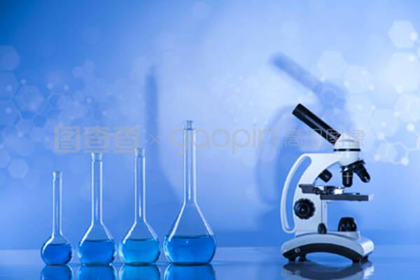 实验室烧杯,显微镜,蓝色背景