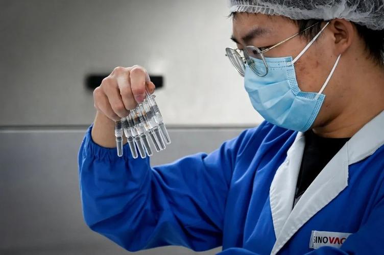 2020年9月24日,北京,科兴生物新建成的新冠病毒疫苗生产工厂,一名